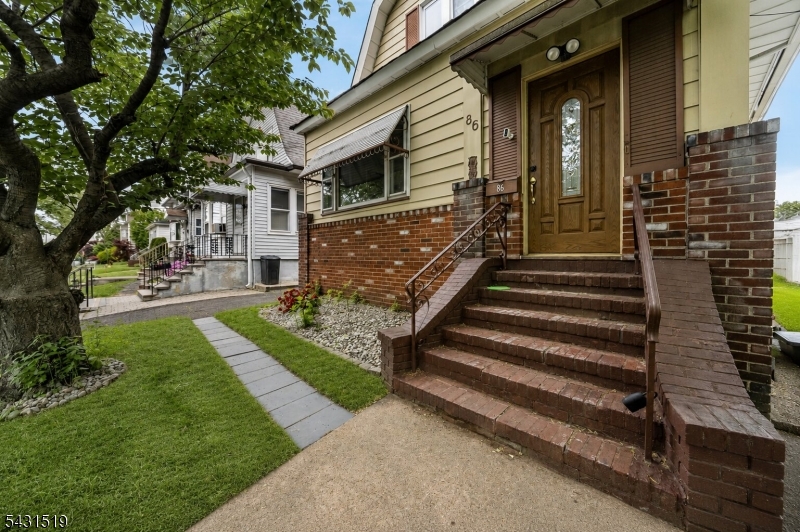 86 Curie Ave 1