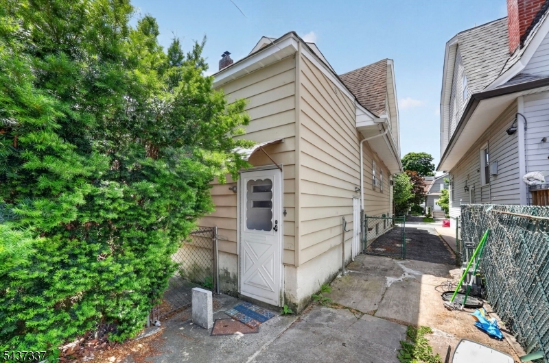86 Curie Ave