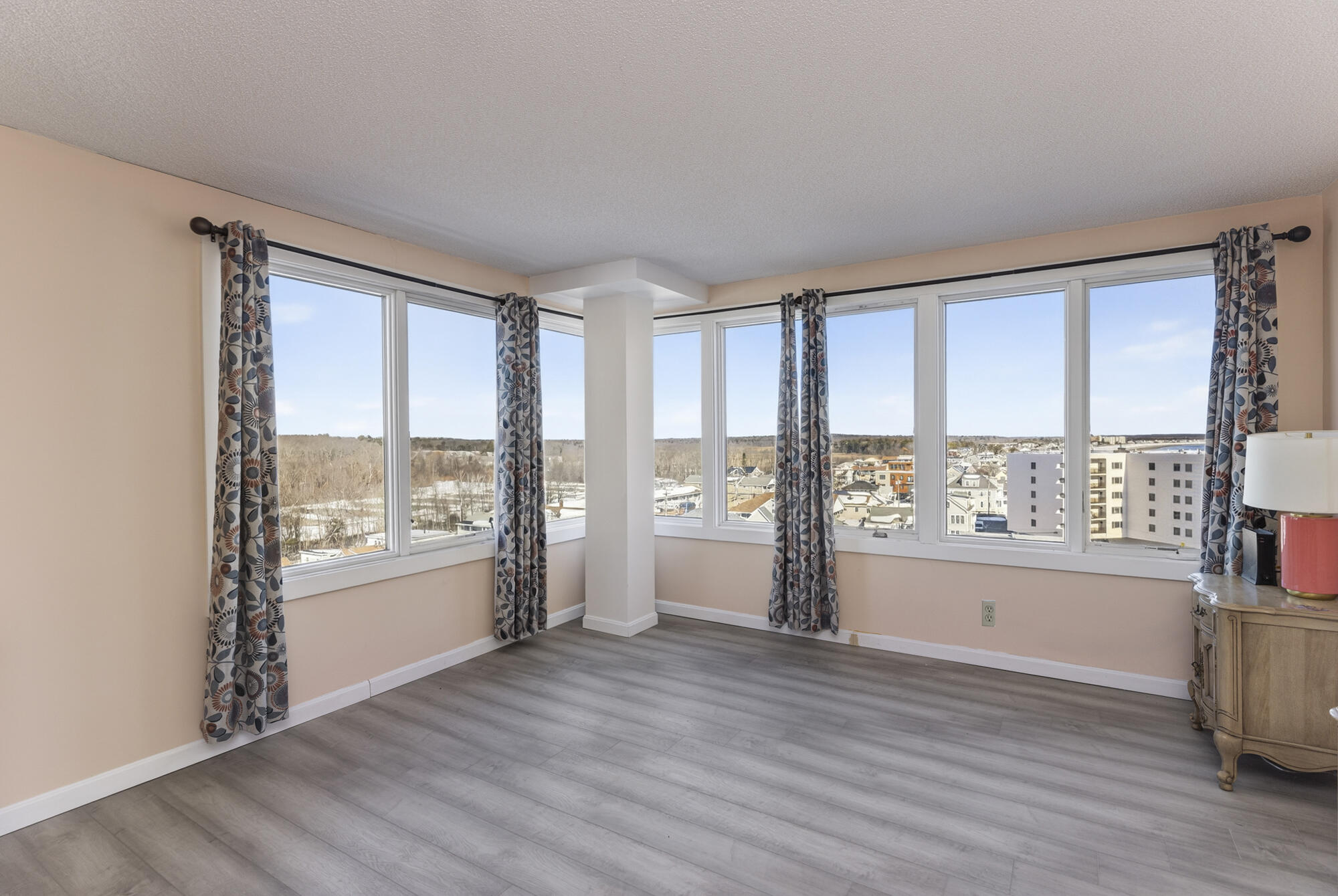 31 E Grand Avenue 83