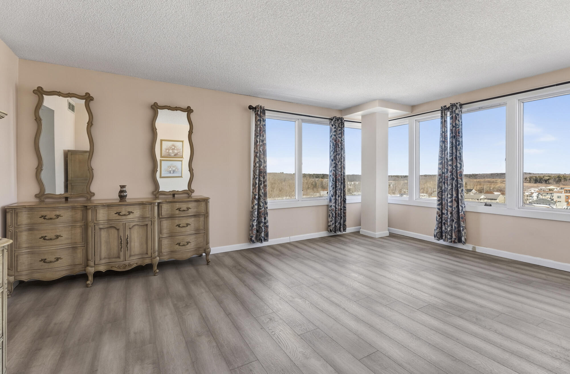 31 E Grand Avenue 83