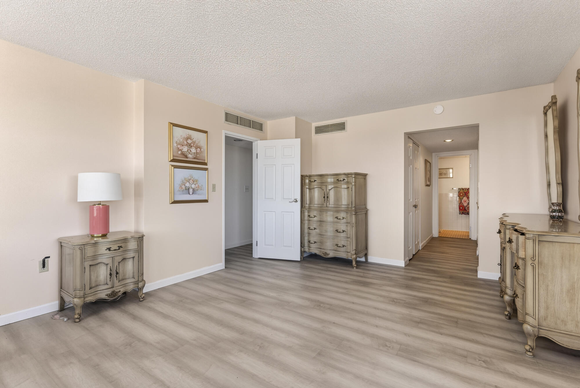 31 E Grand Avenue 83