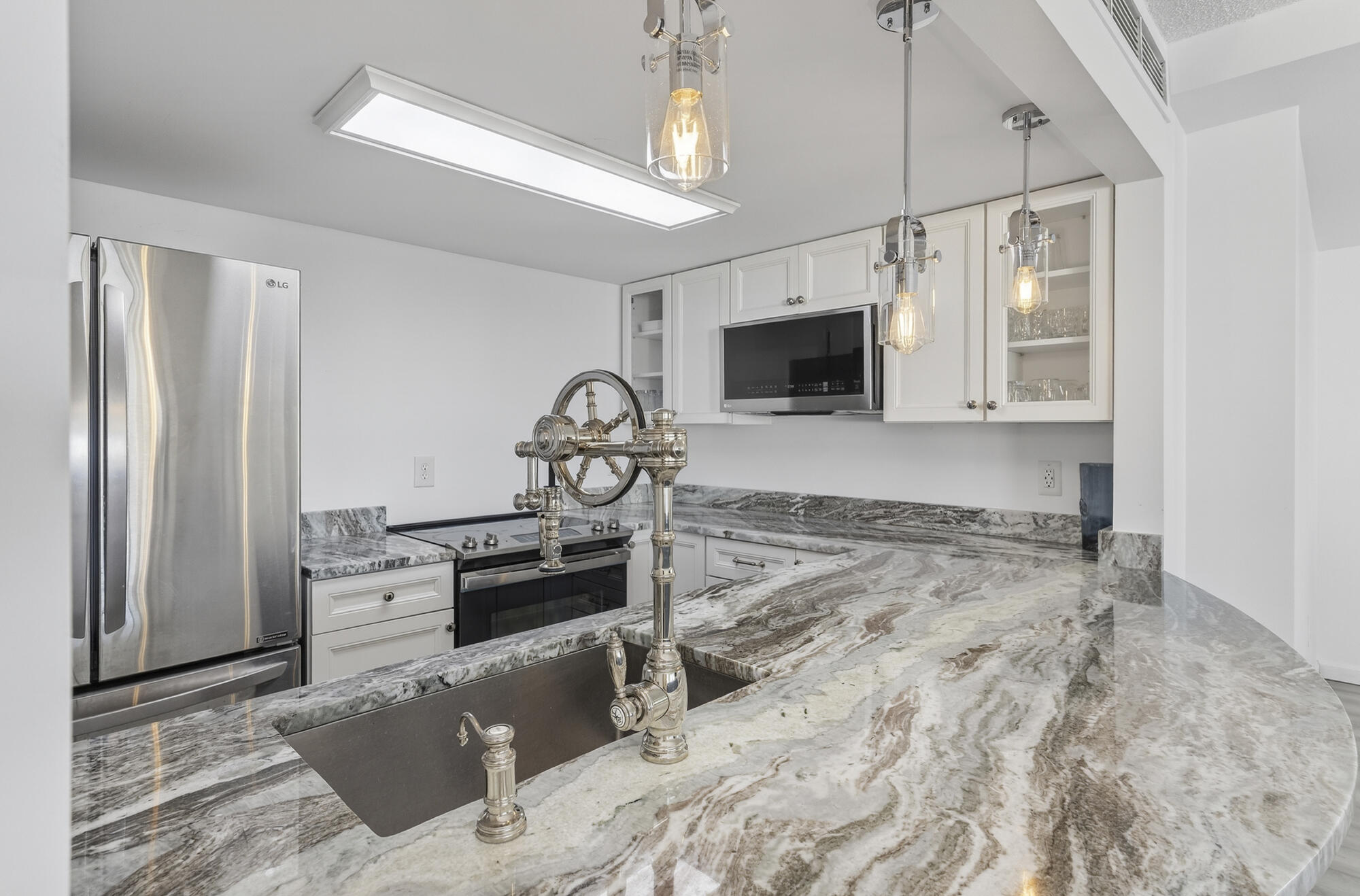 31 E Grand Avenue 83