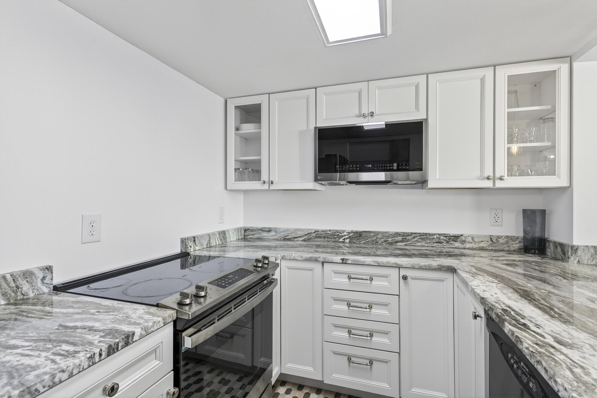 31 E Grand Avenue 83