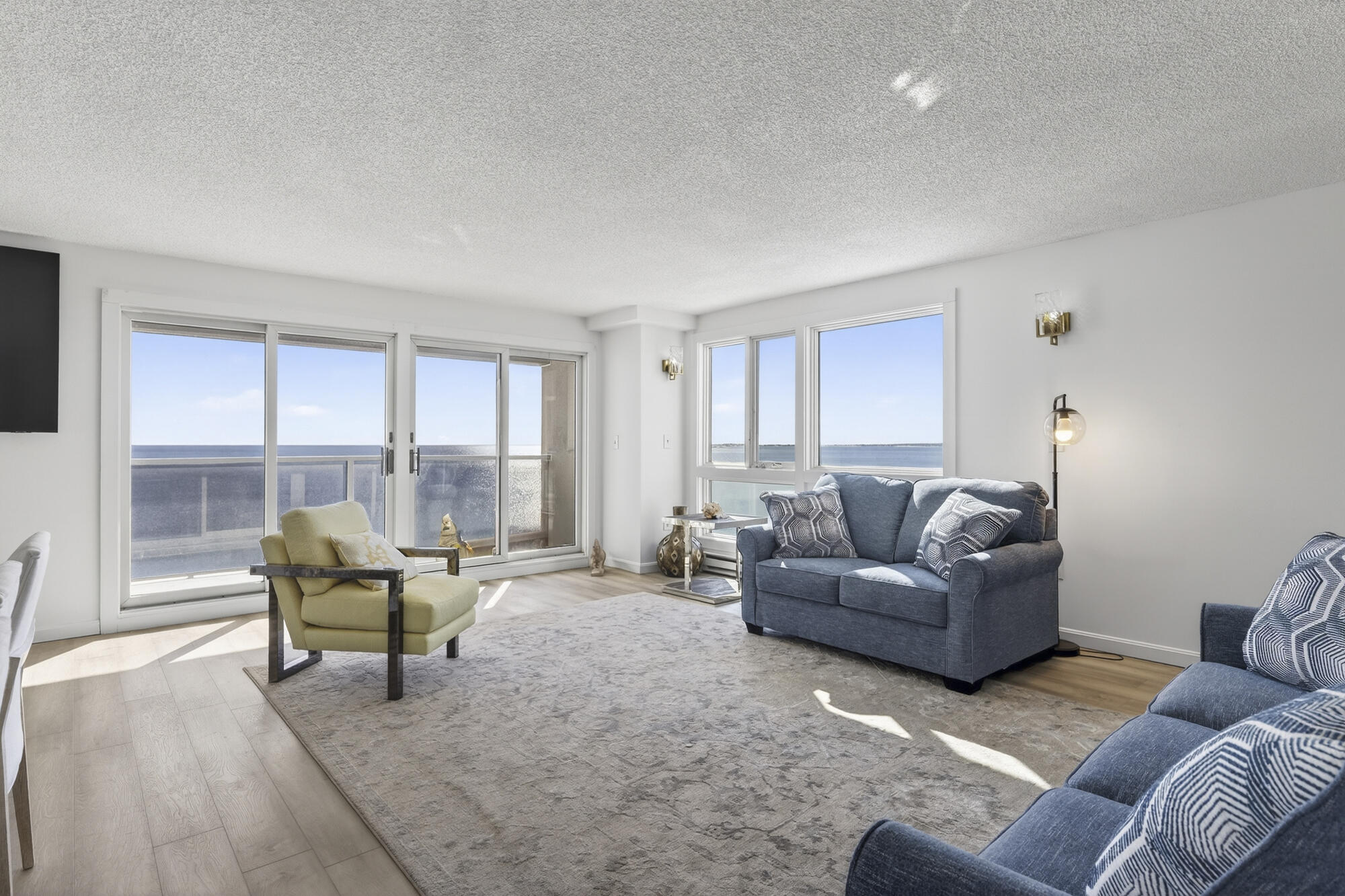 31 E Grand Avenue 83