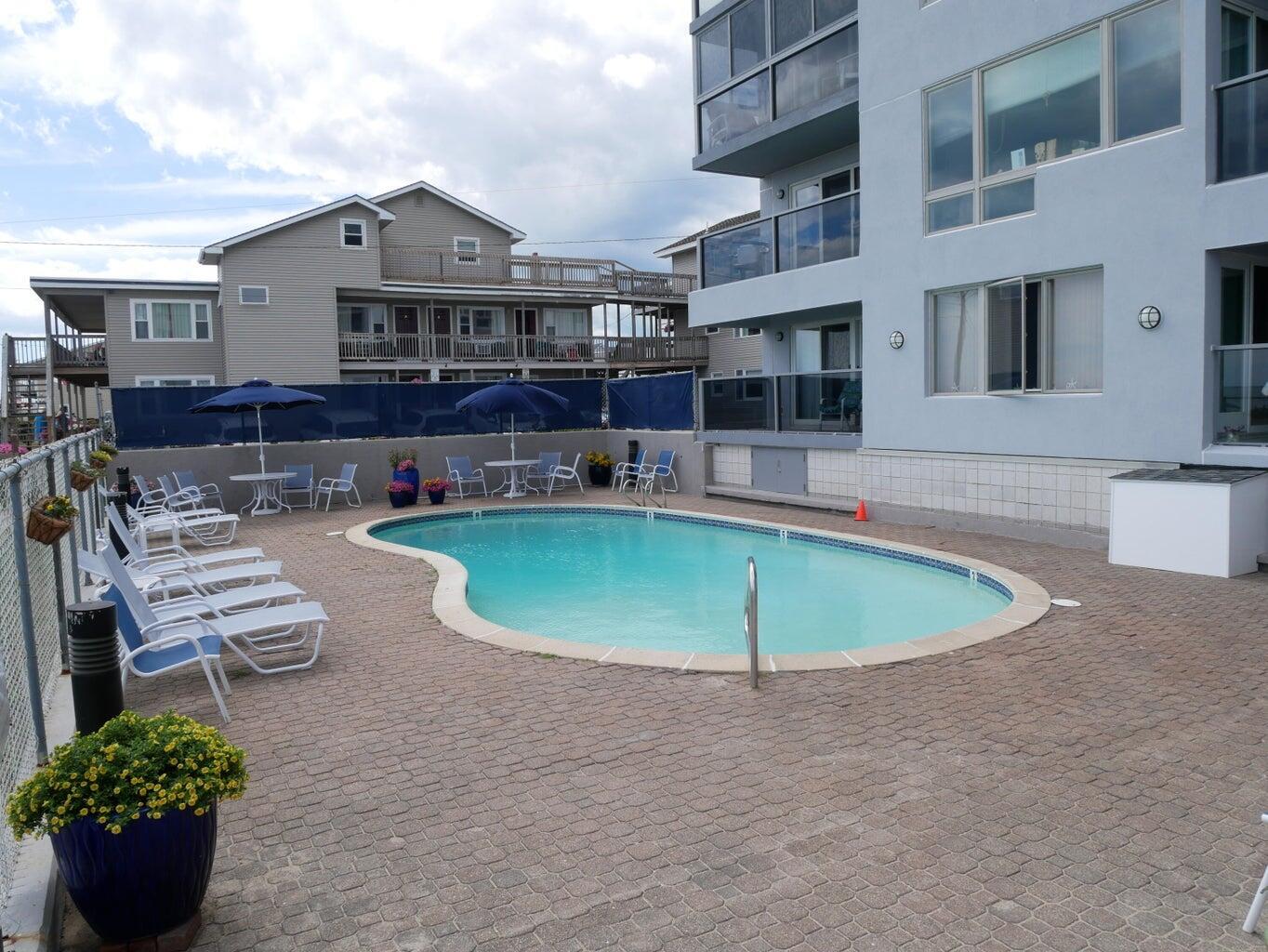 31 E Grand Avenue 83
