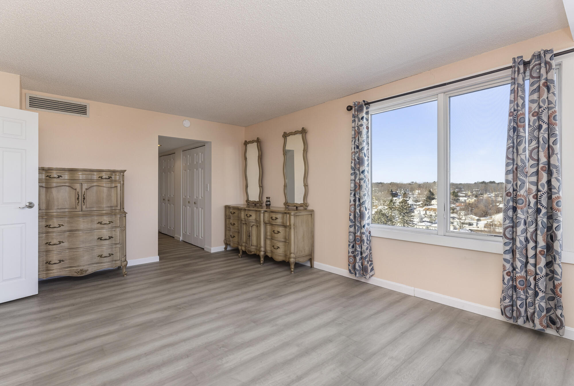 31 E Grand Avenue 83