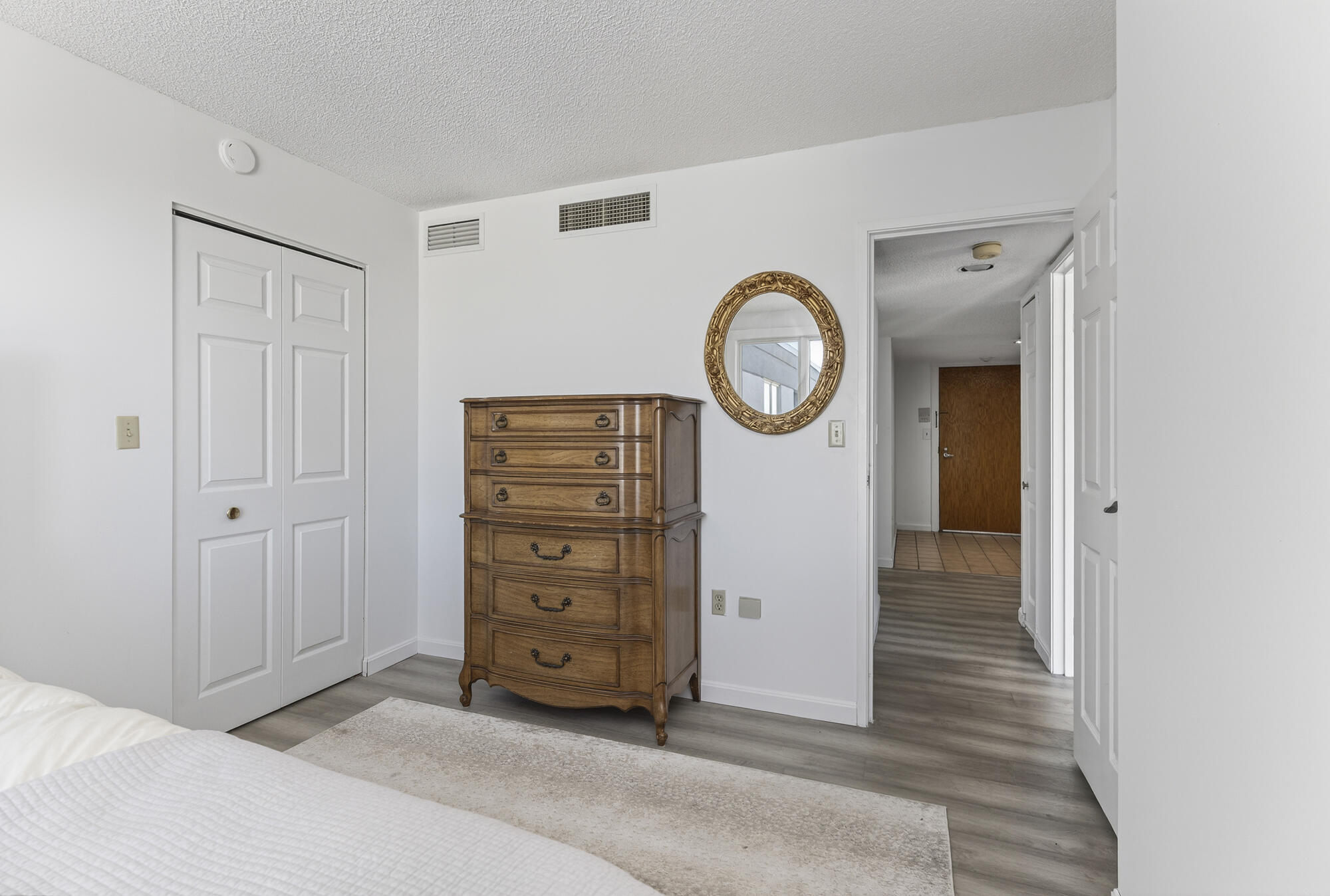 31 E Grand Avenue 83