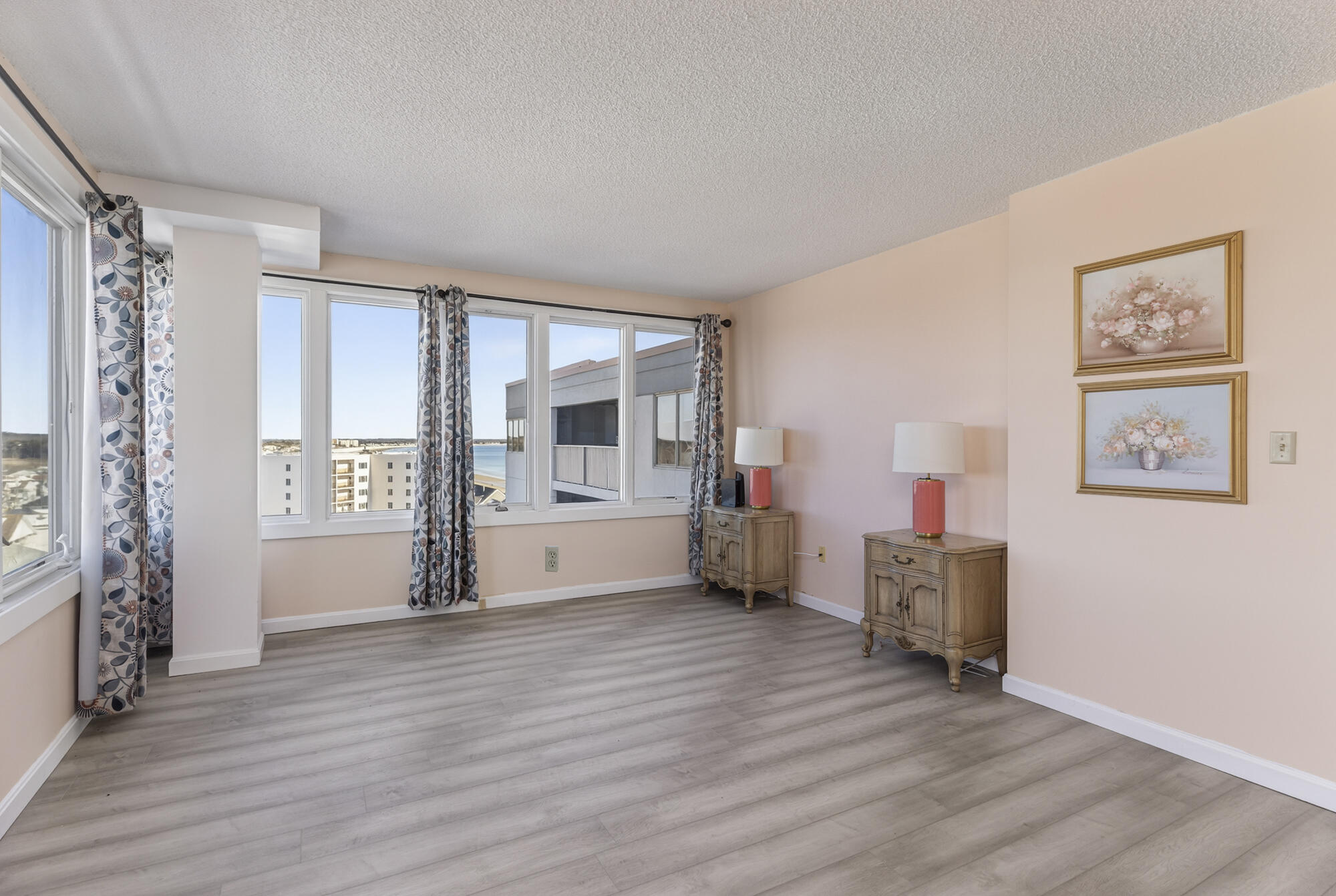 31 E Grand Avenue 83