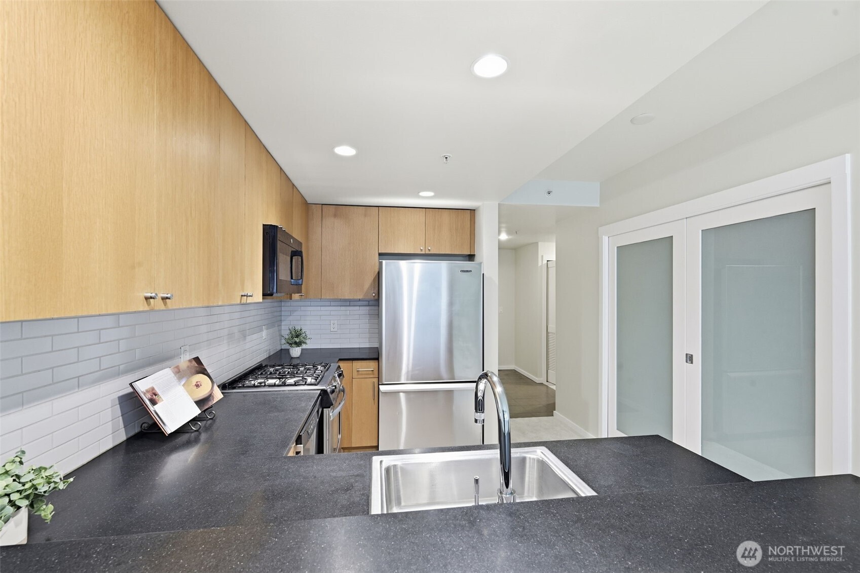 76 Cedar Street Unit: 807