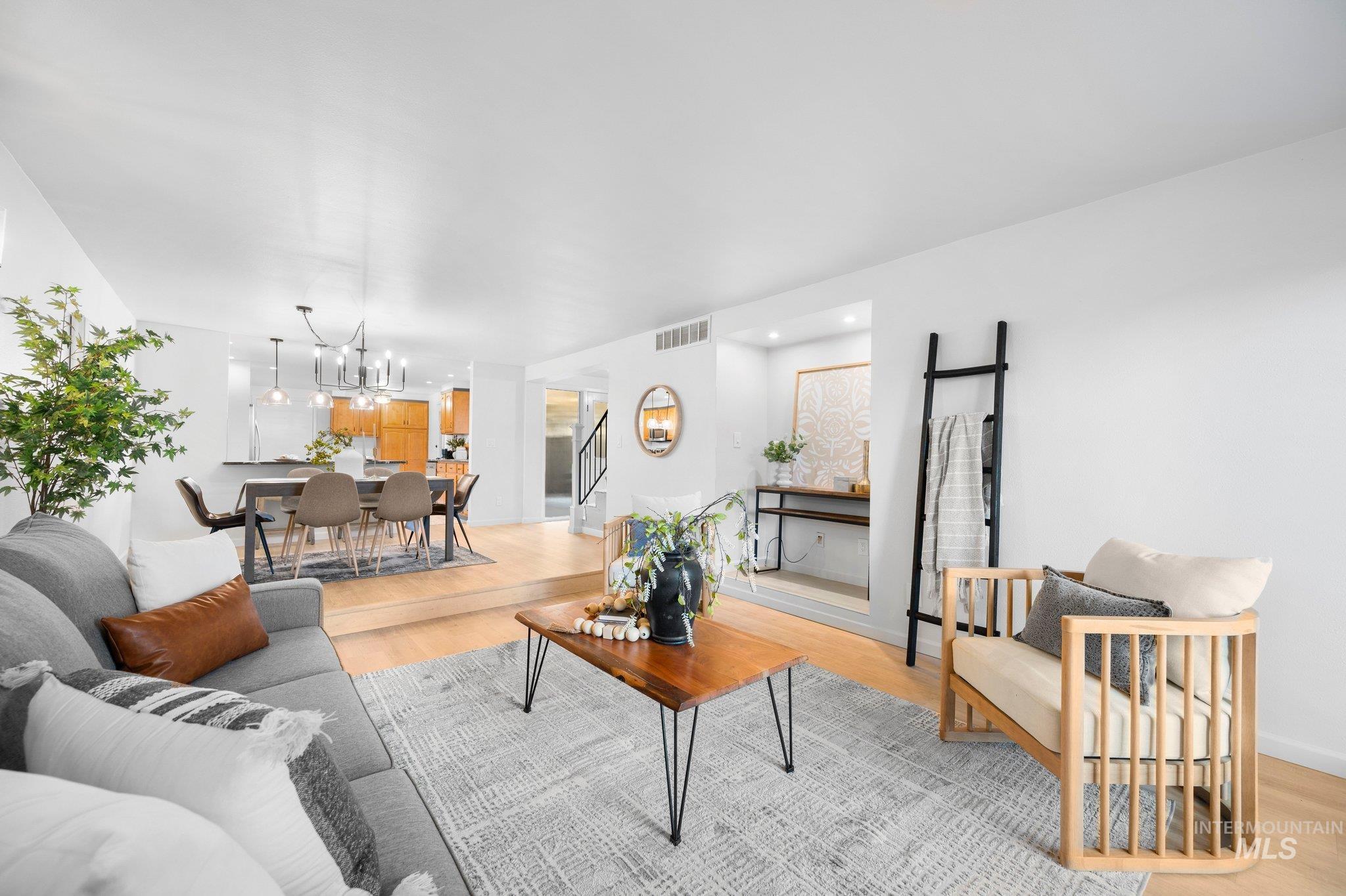 7233 W Cascade