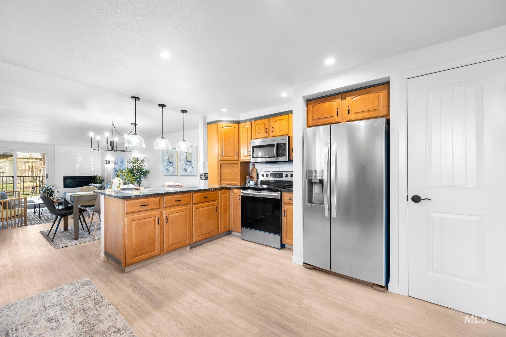 7233 W Cascade