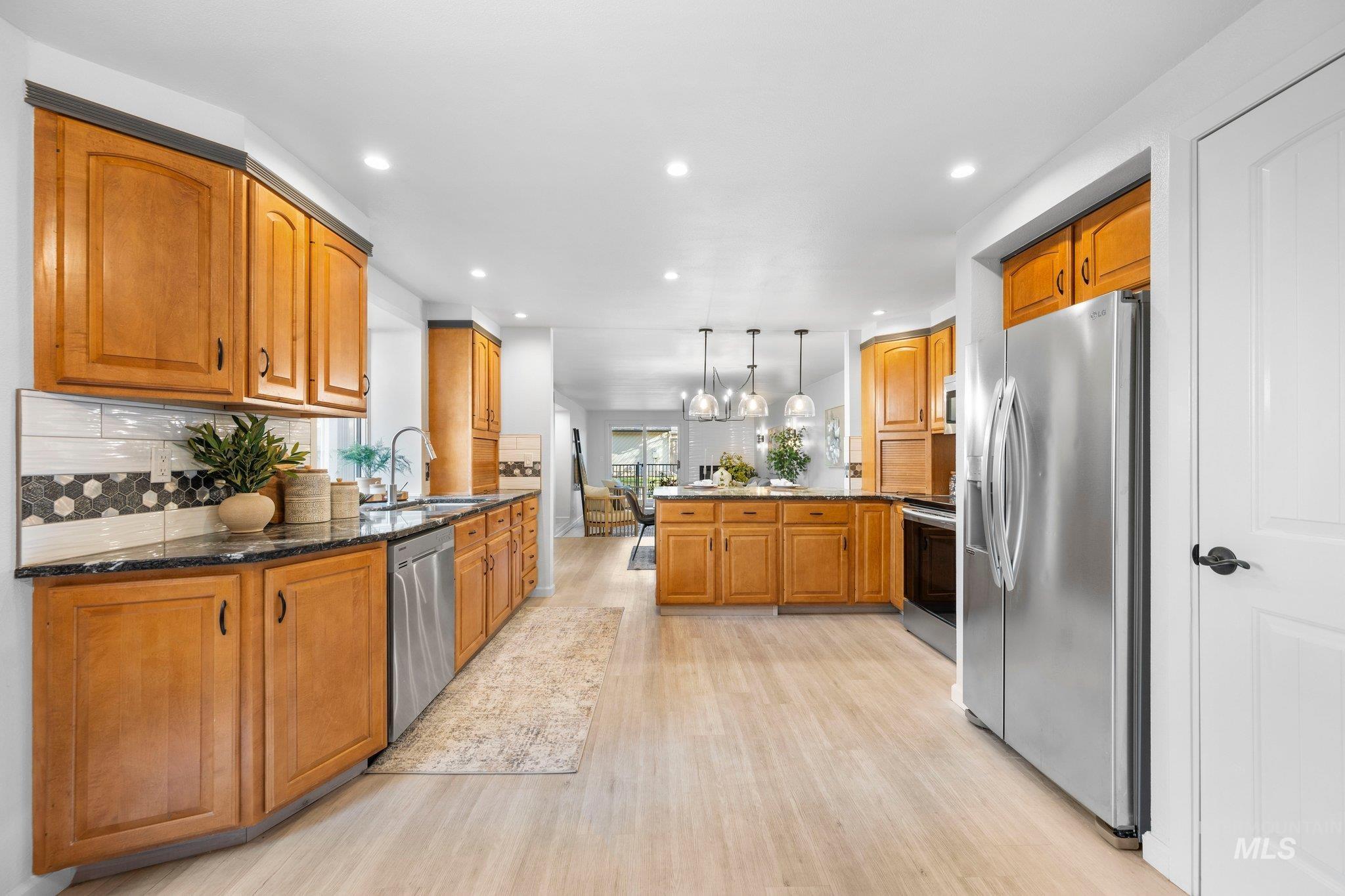 7233 W Cascade