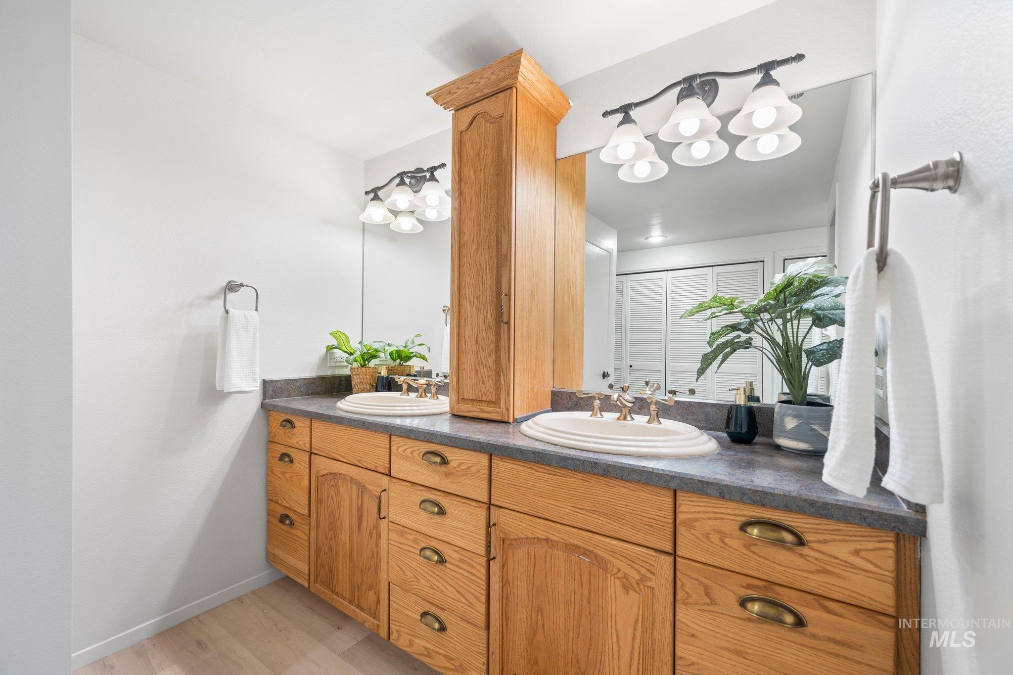 7233 W Cascade