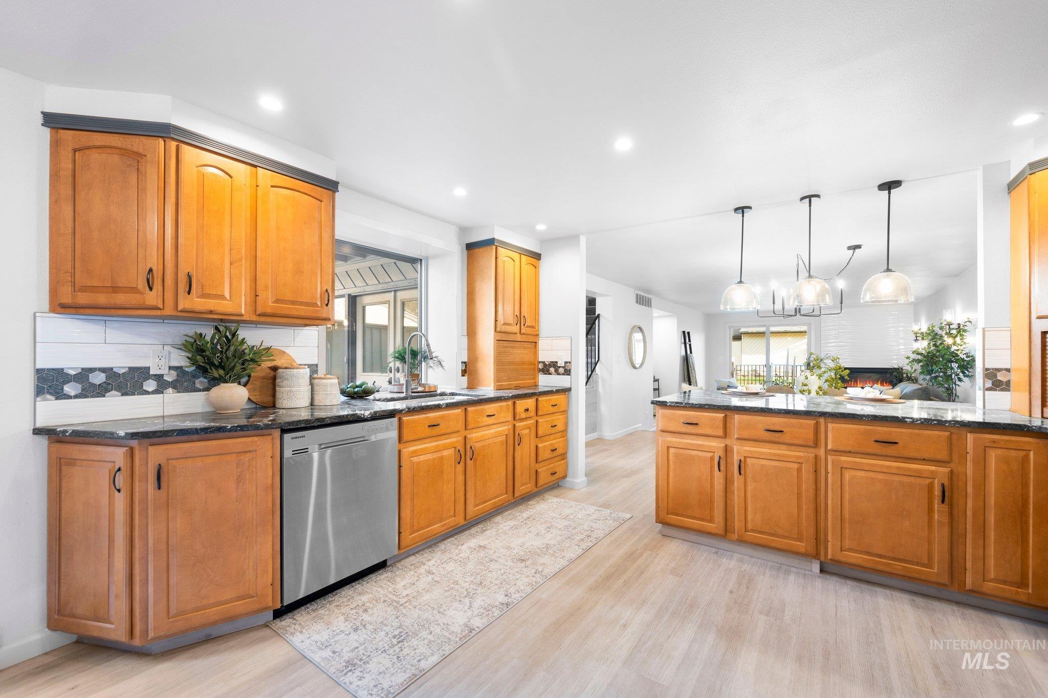 7233 W Cascade