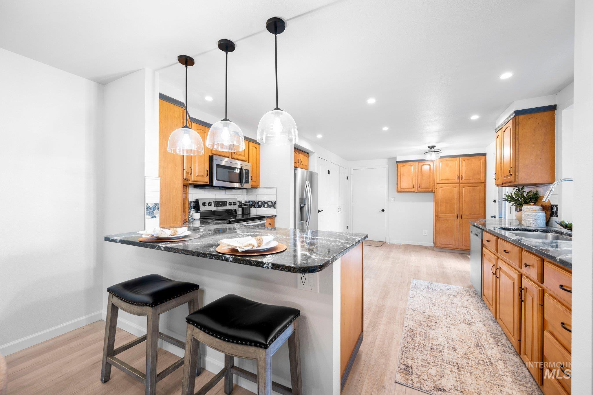 7233 W Cascade