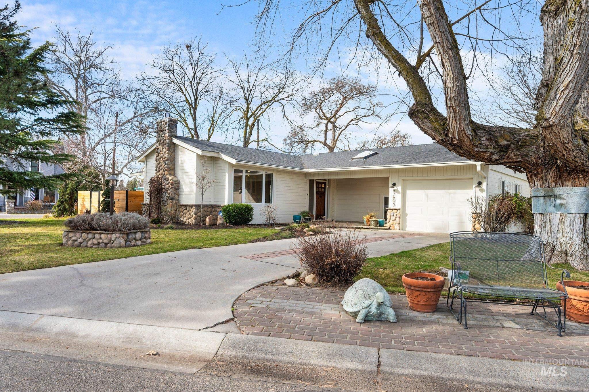 3403 W Meadow Dr