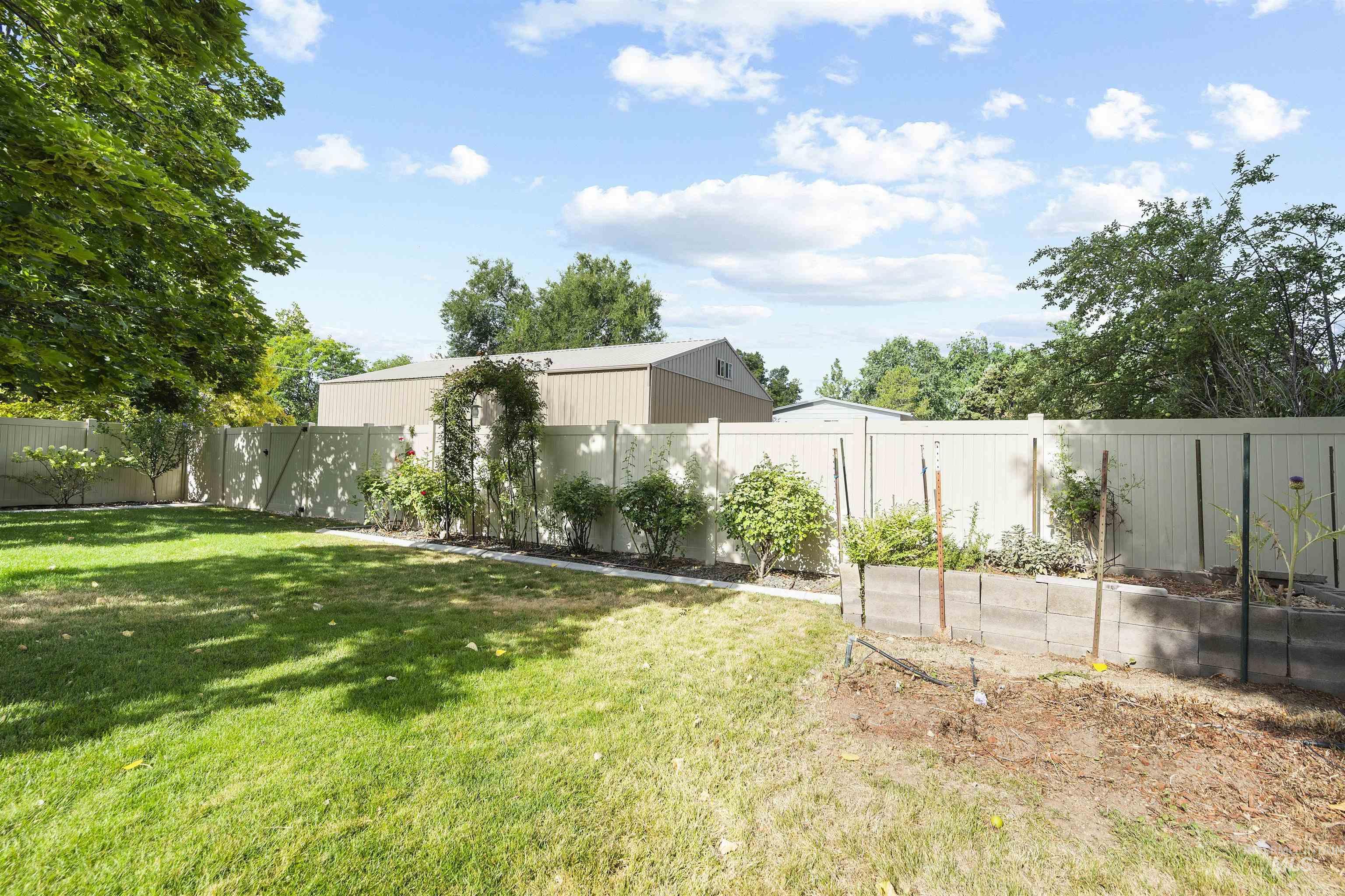 1807 N Eldorado
