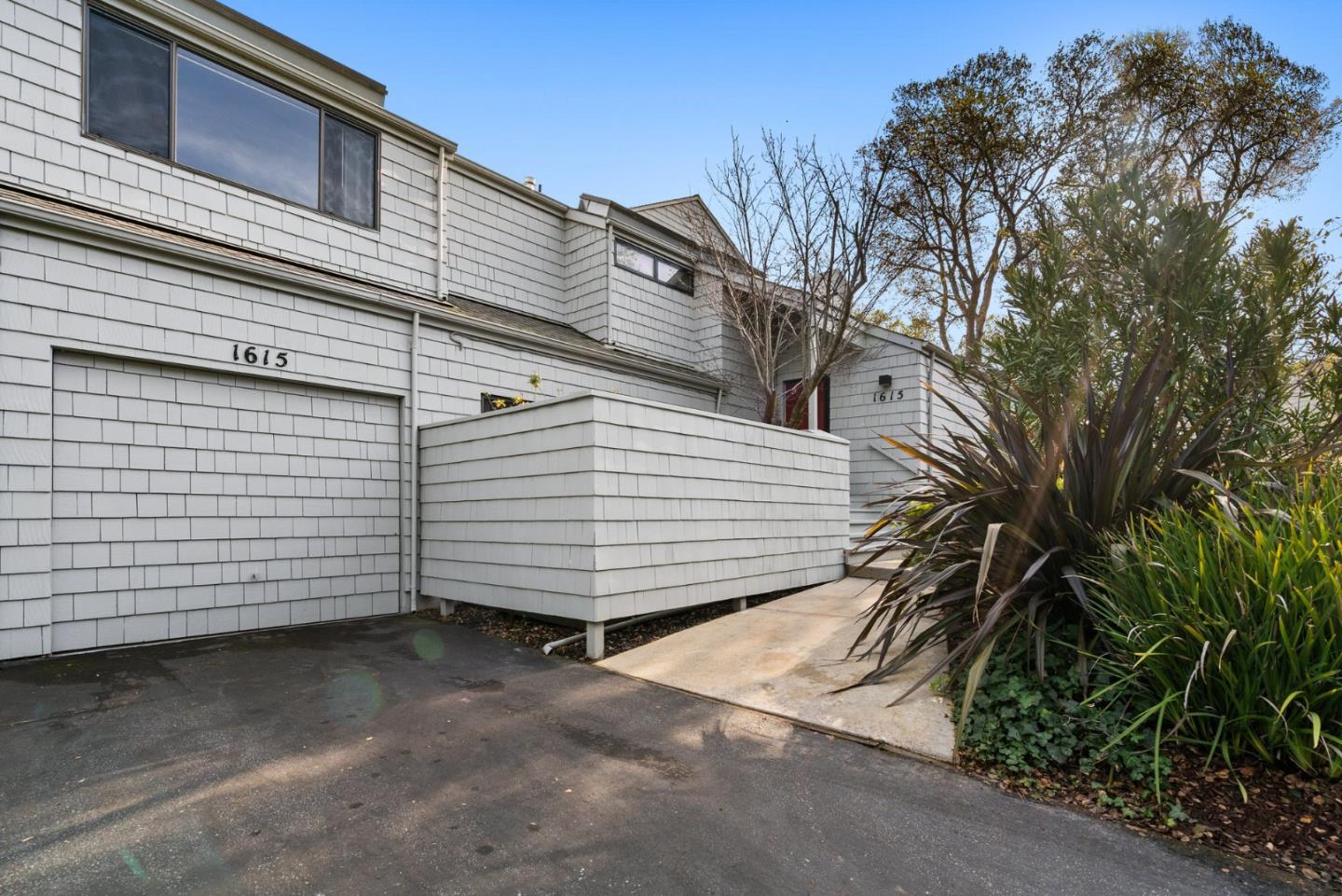 1615 Taylor LN