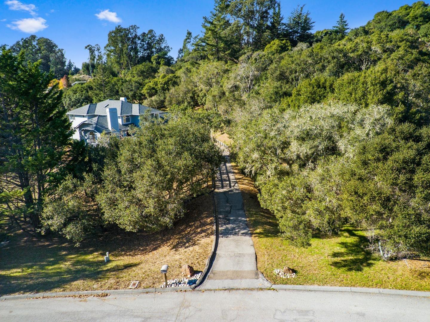 735 Meadow RD