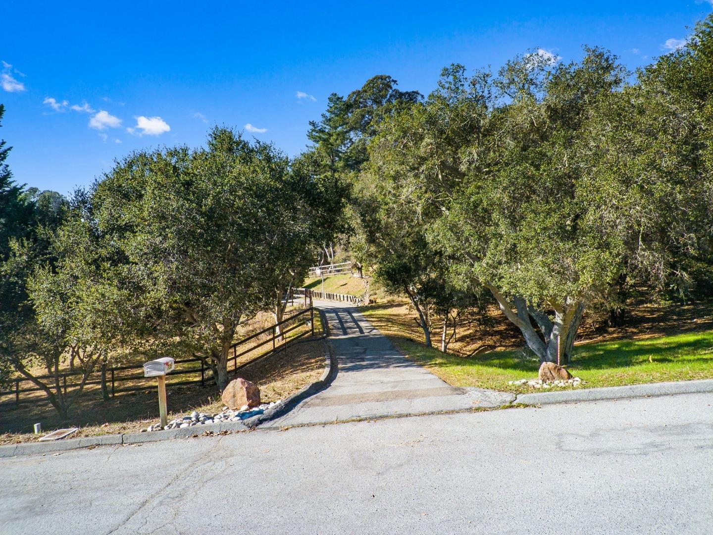 735 Meadow RD