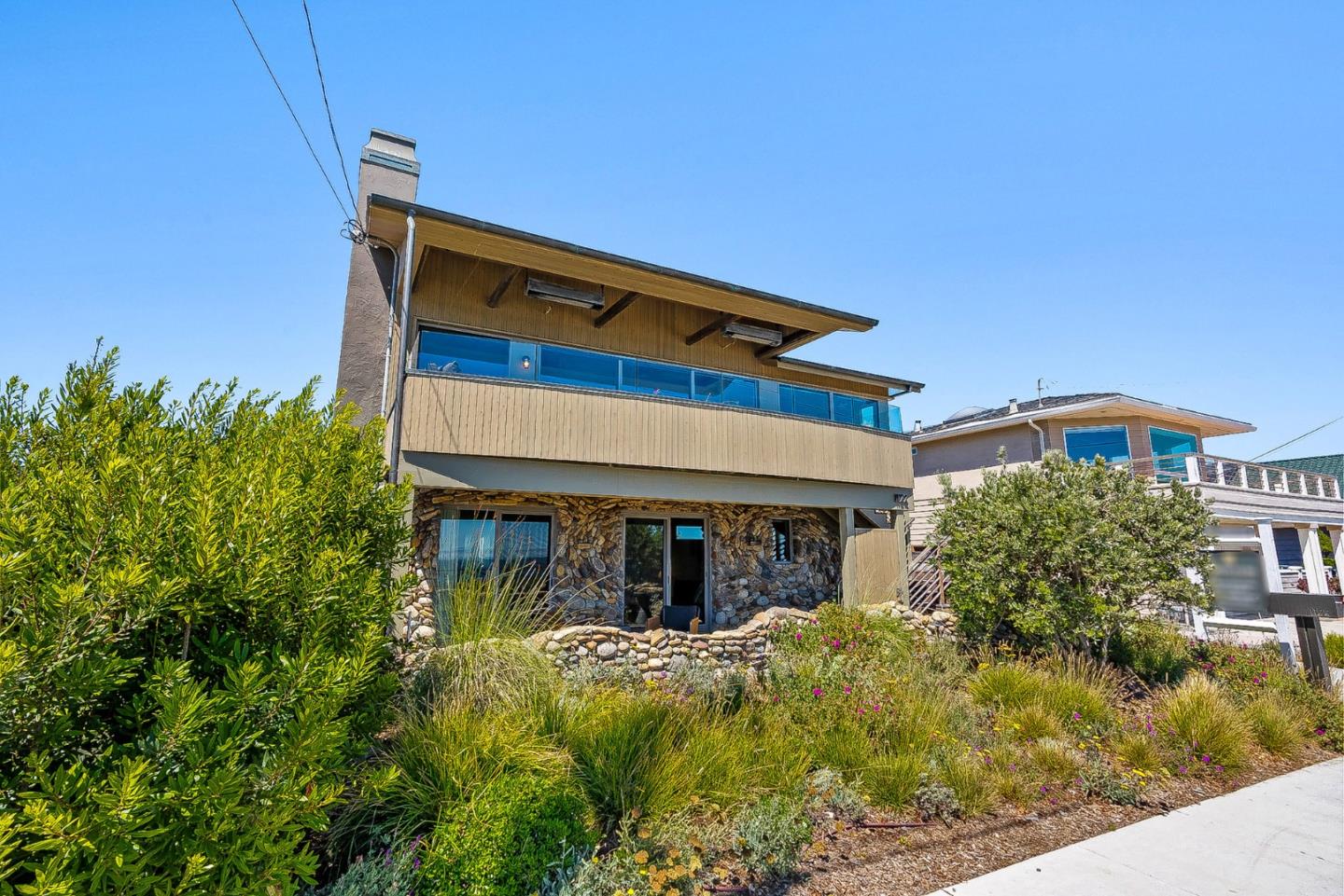 1122 West Cliff Drive