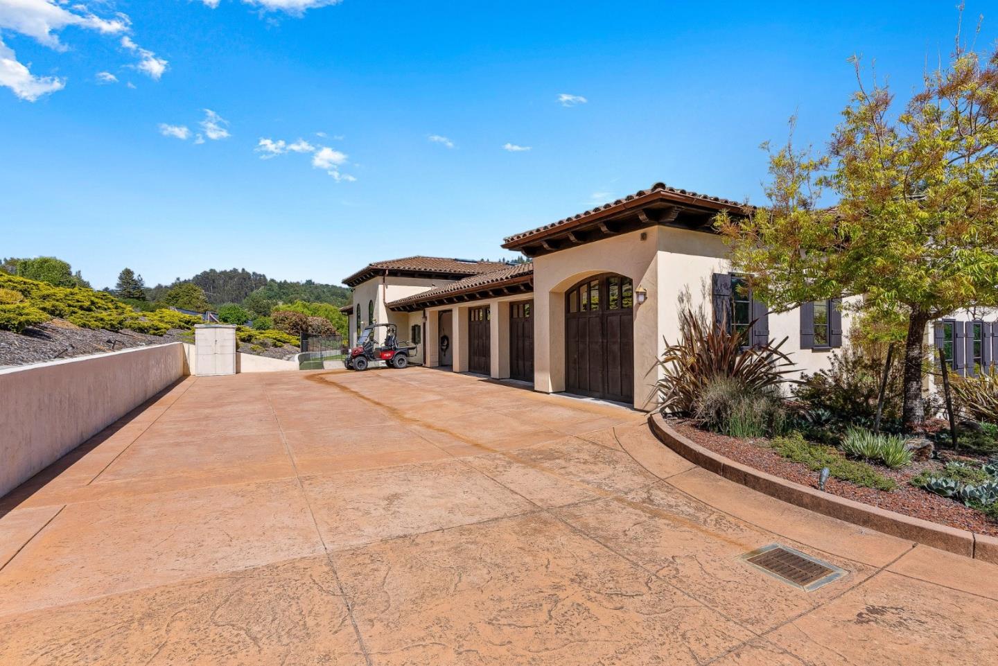220 Falcon Hill
