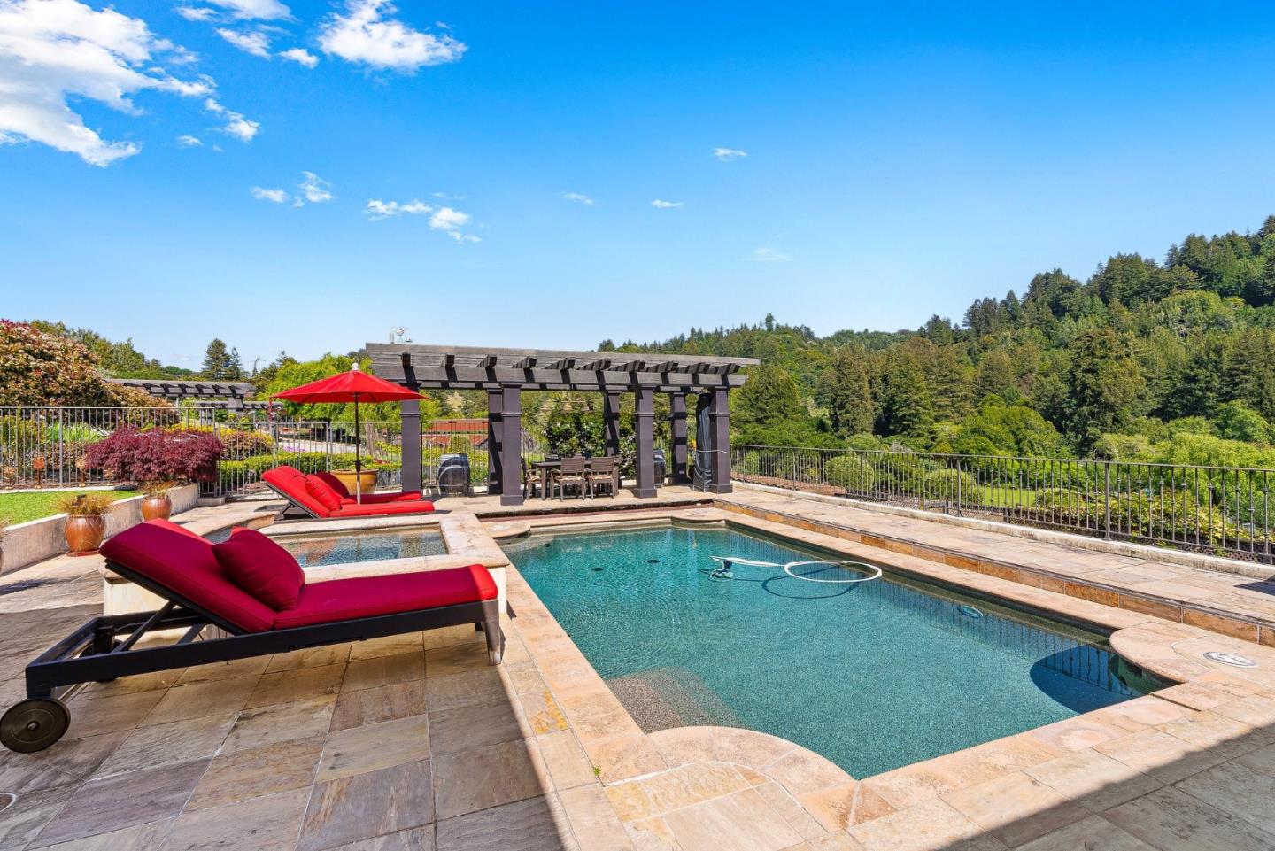 220 Falcon Hill