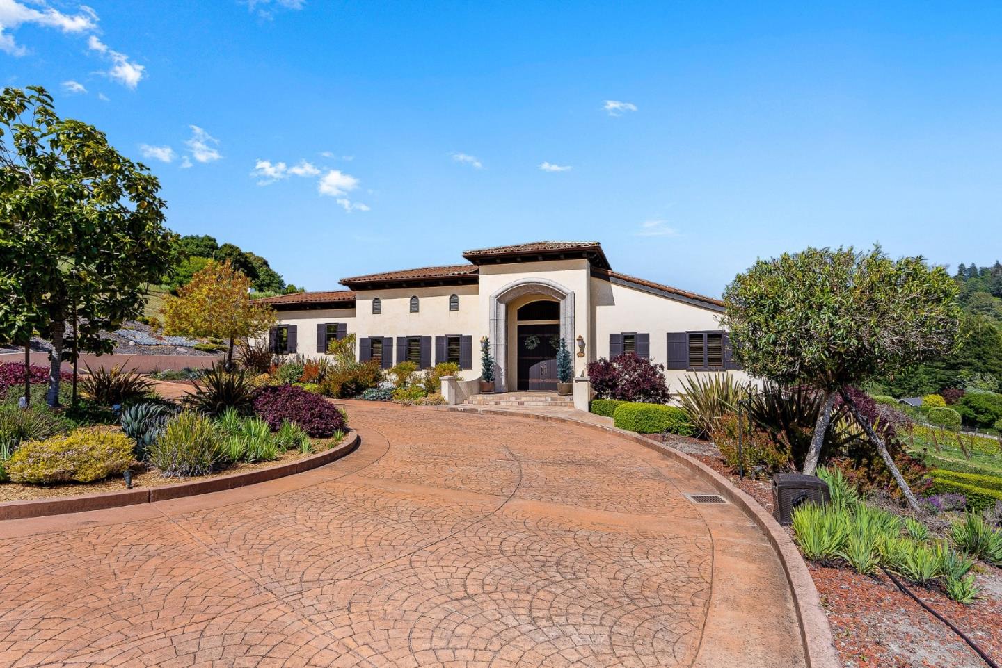 220 Falcon Hill