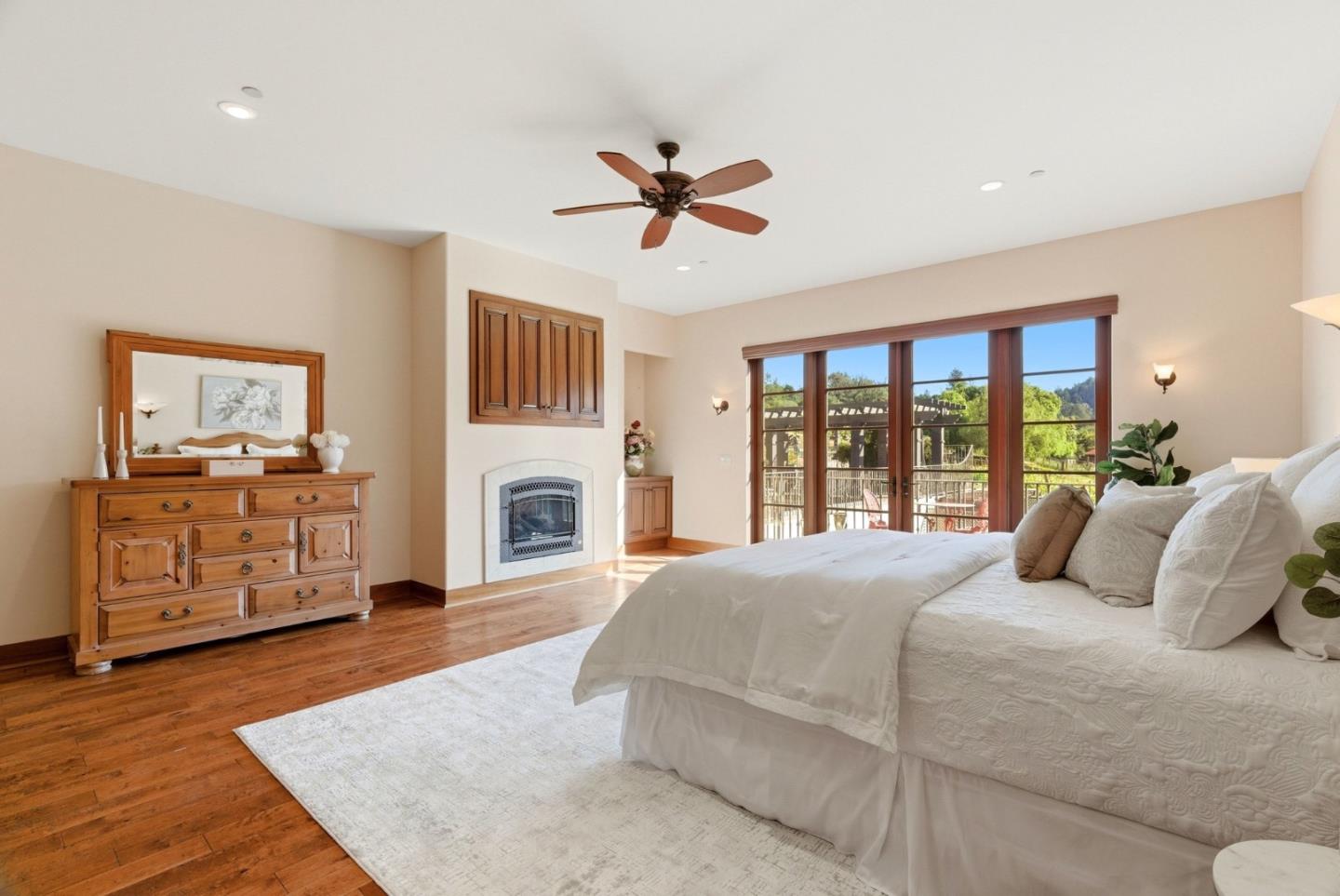 220 Falcon Hill