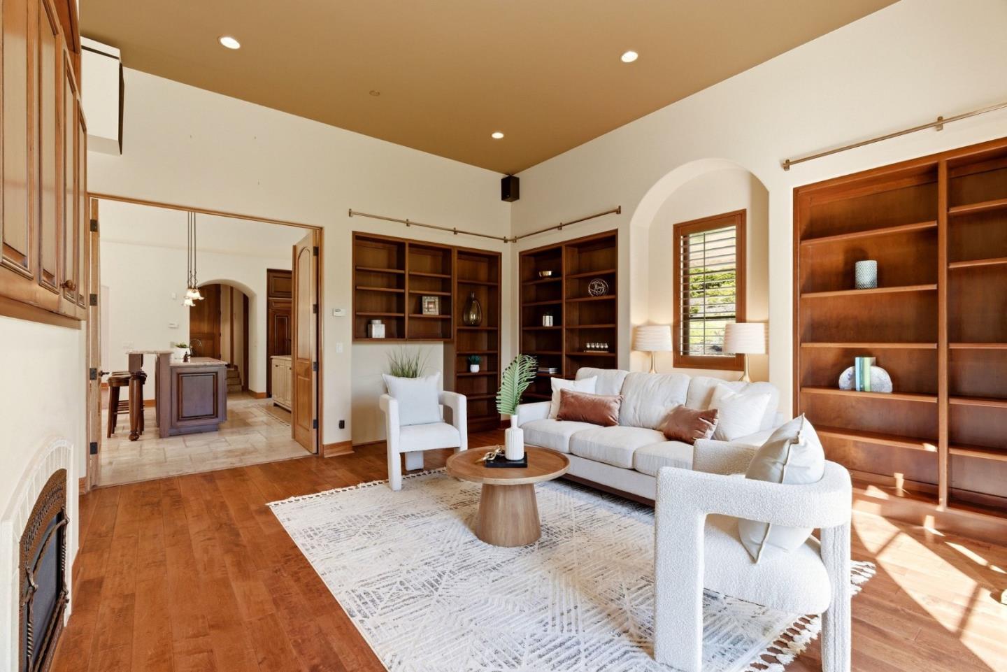 220 Falcon Hill