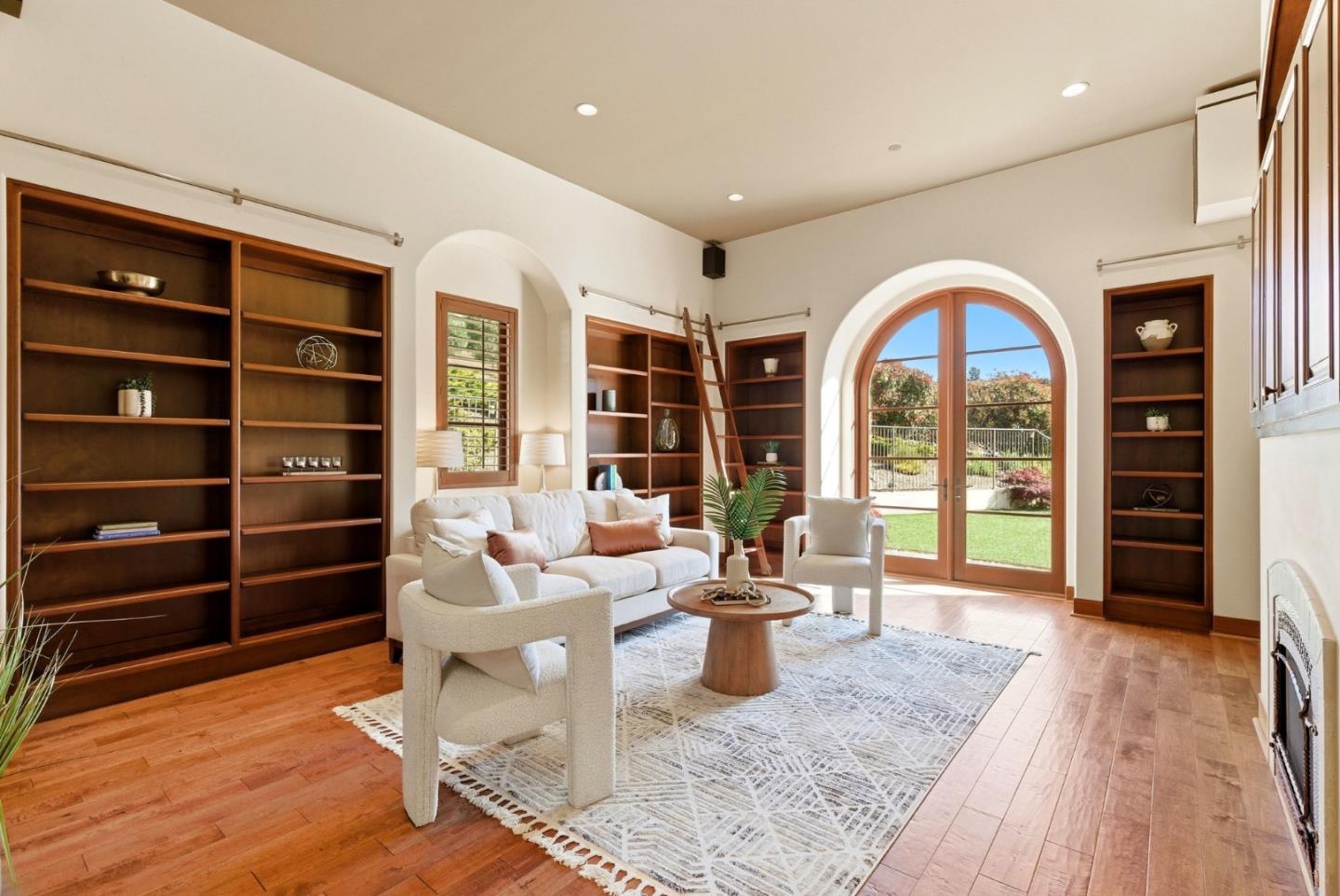 220 Falcon Hill