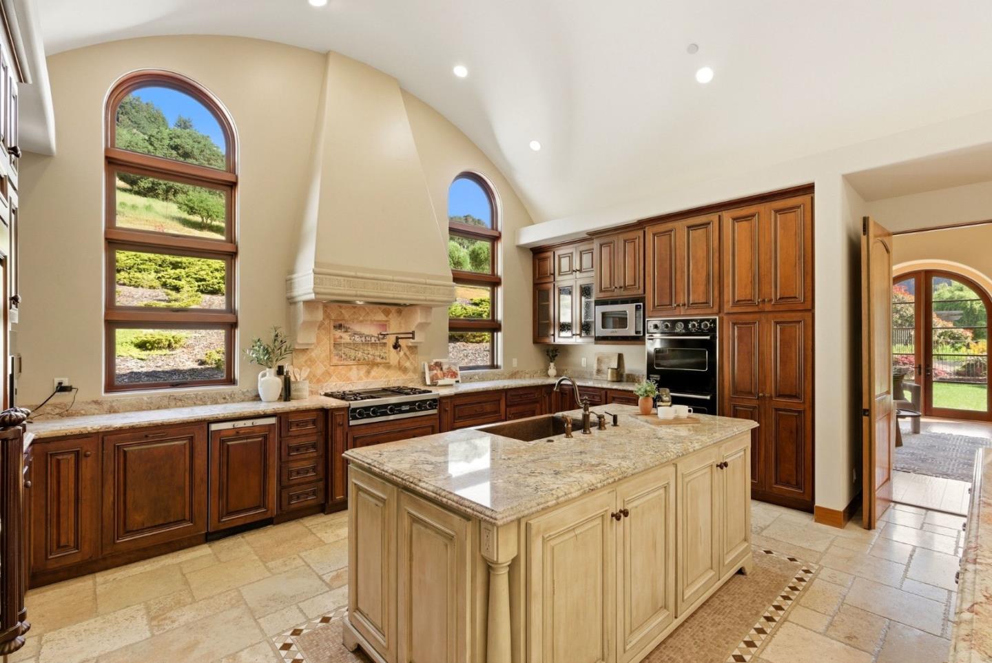 220 Falcon Hill