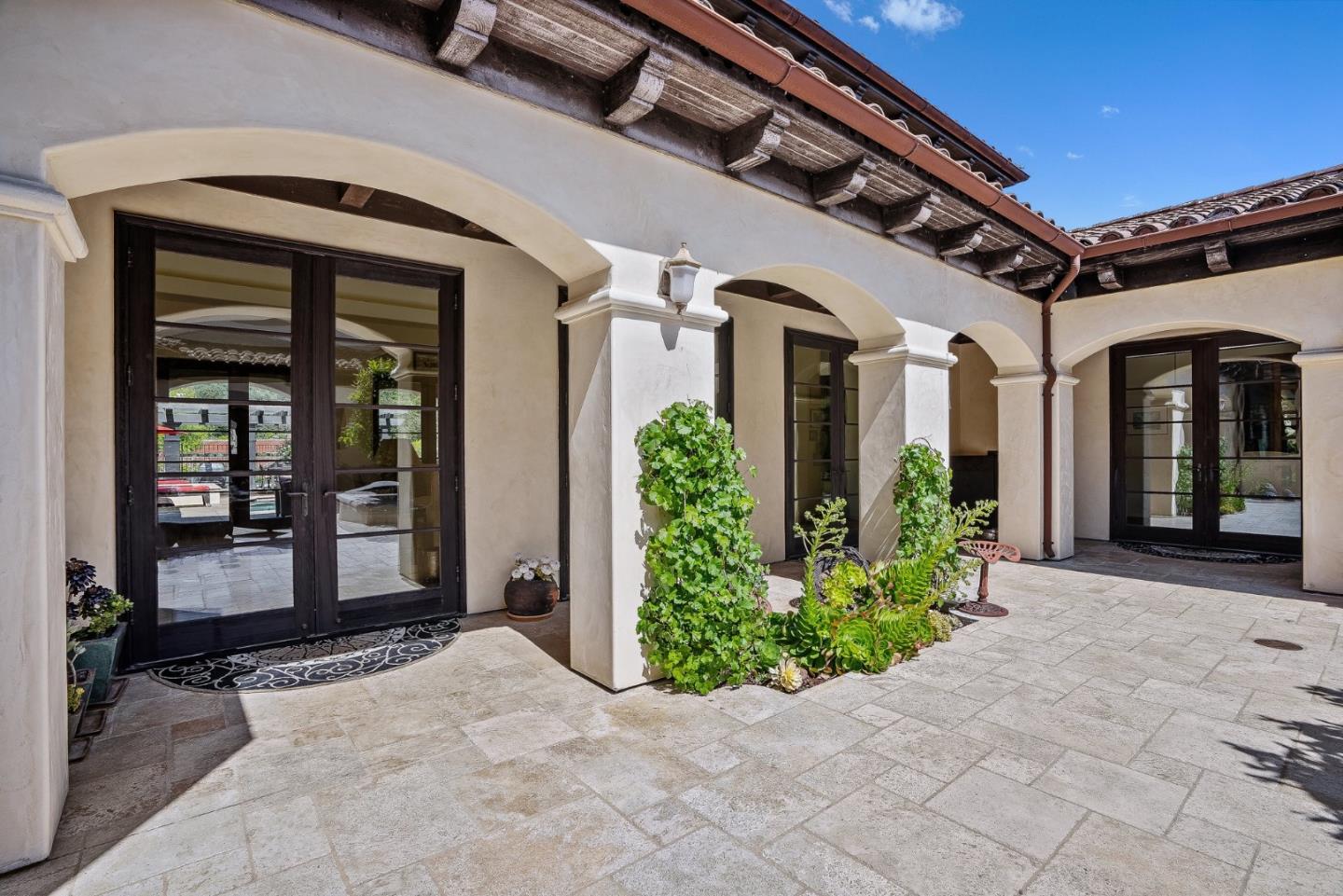 220 Falcon Hill