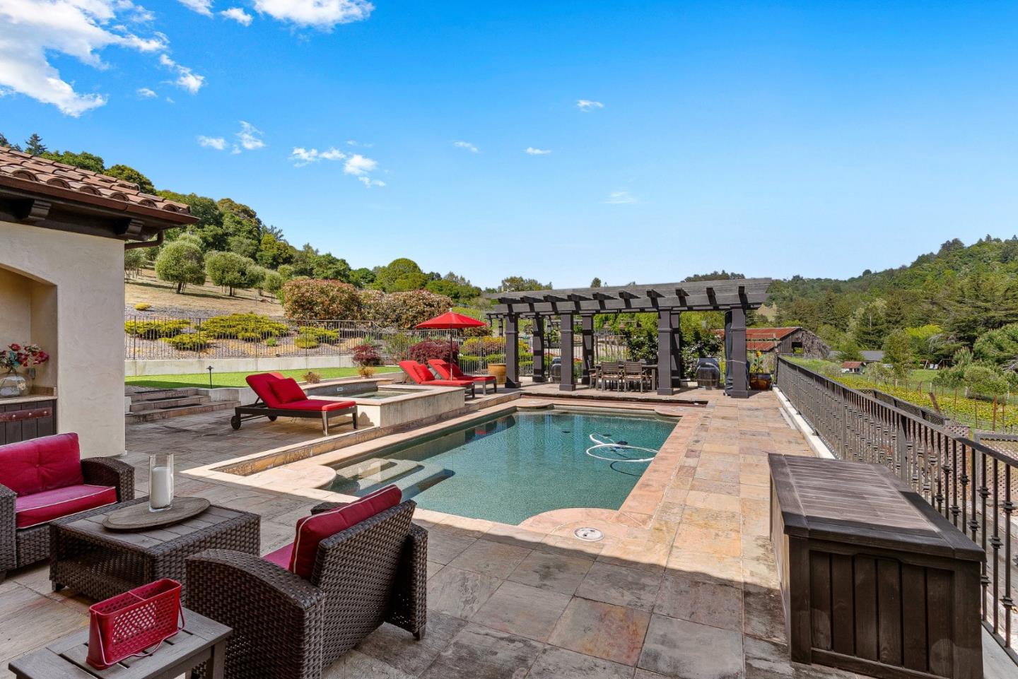 220 Falcon Hill
