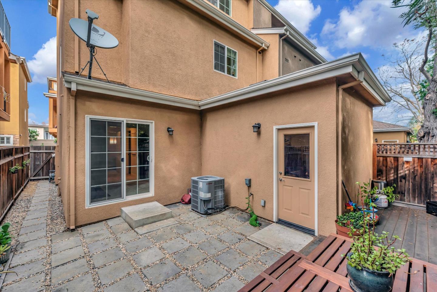 1136 Willow Village SQ