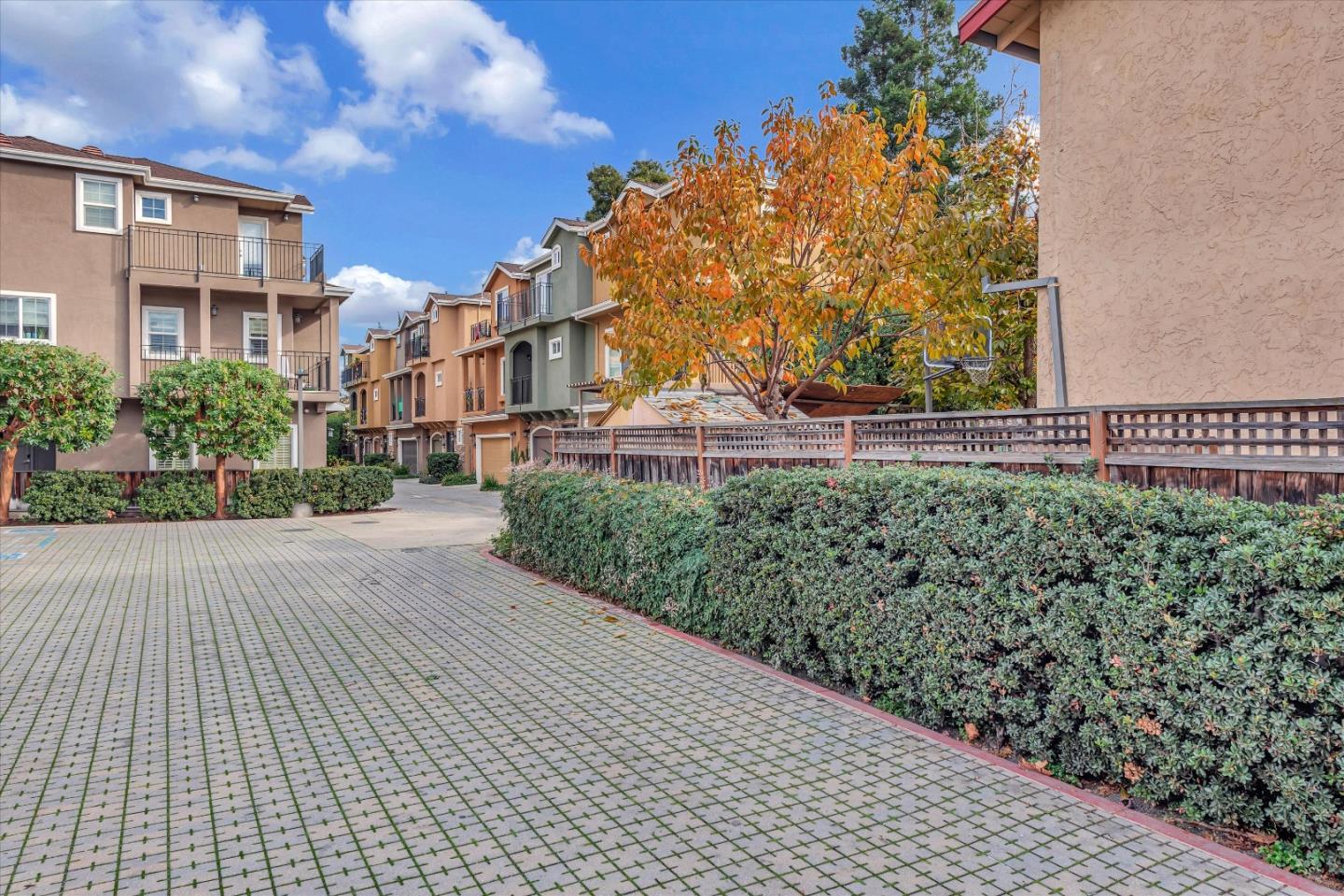 1136 Willow Village SQ