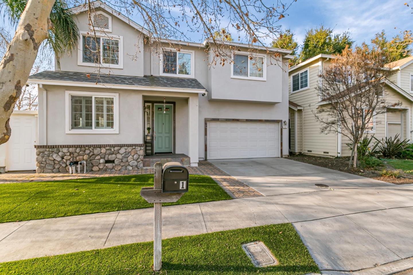 1 Larisa Oaks PL