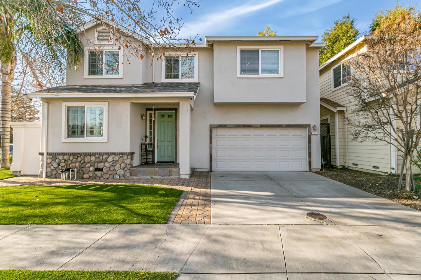 1 Larisa Oaks PL