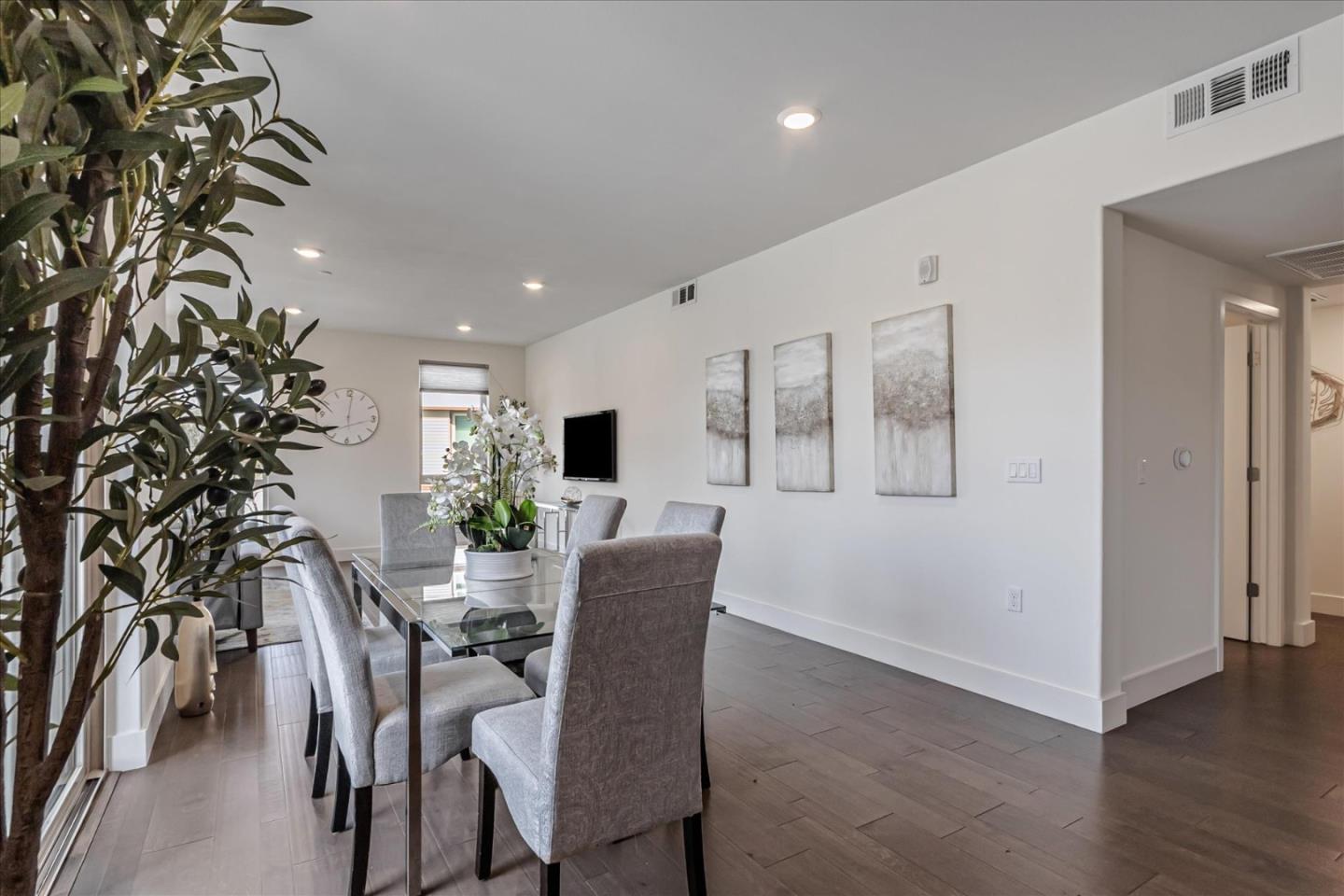 460 Montague EXPY 20