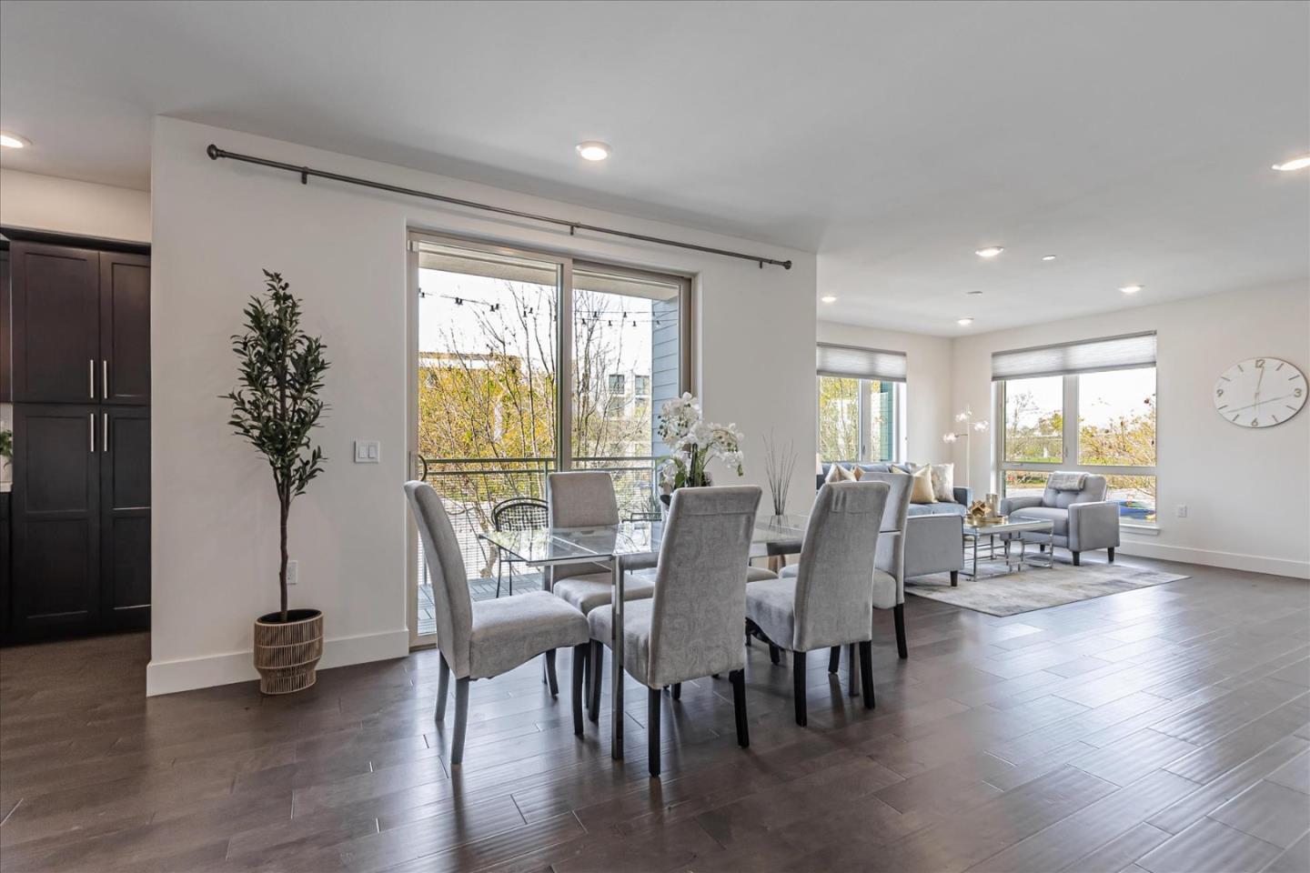 460 Montague EXPY 20