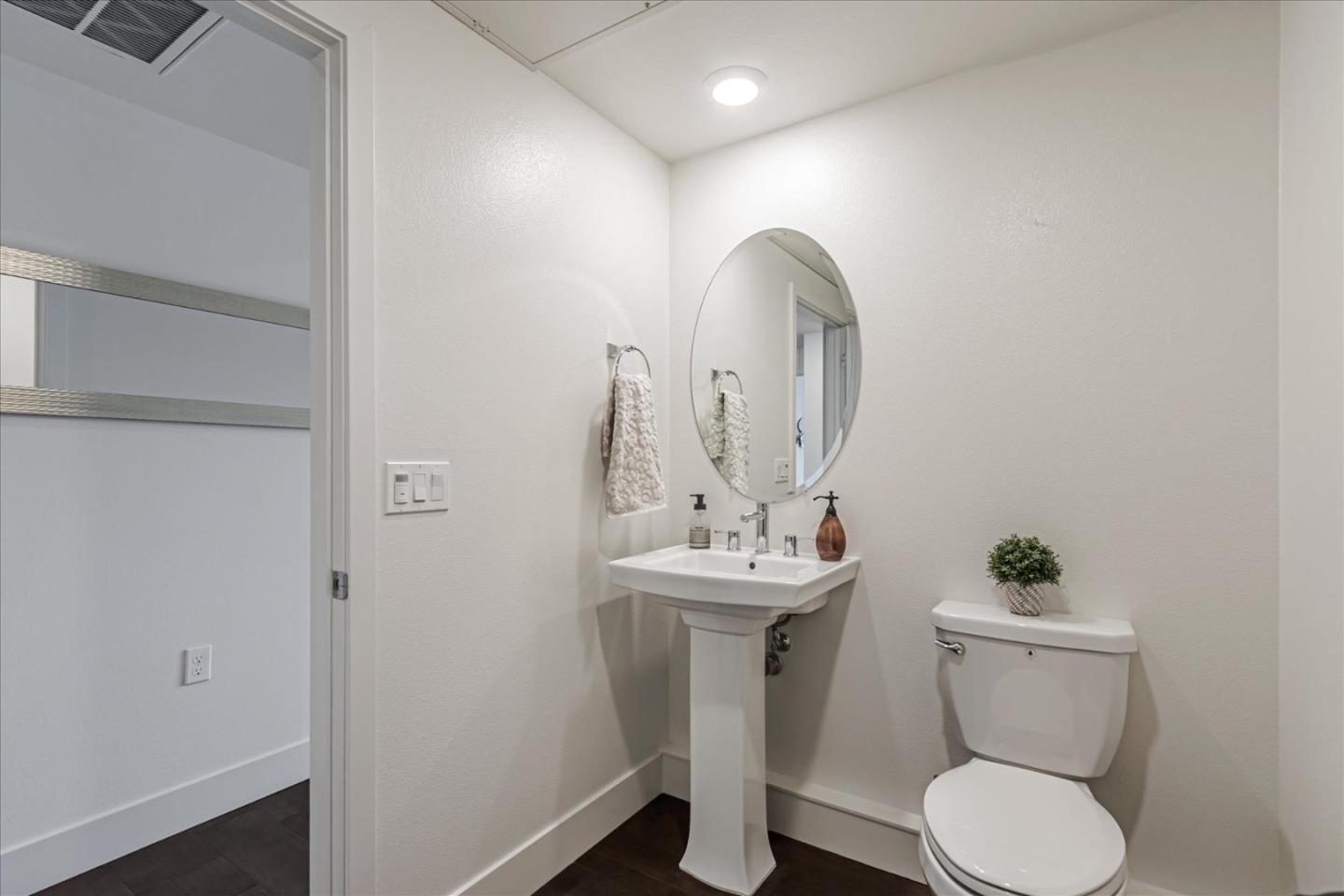 460 Montague EXPY 20