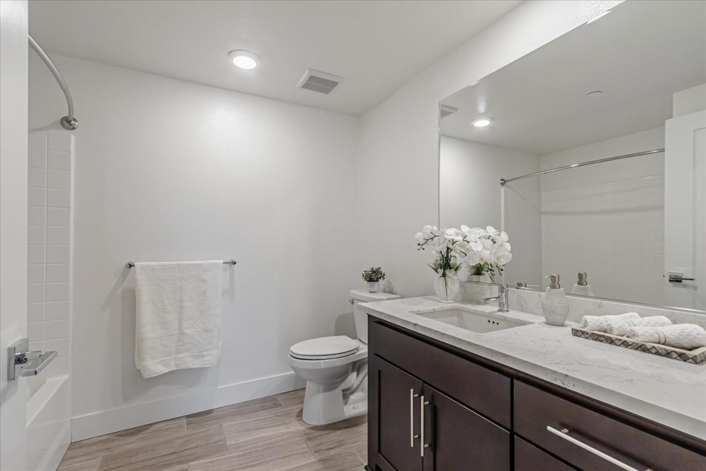 460 Montague EXPY 20