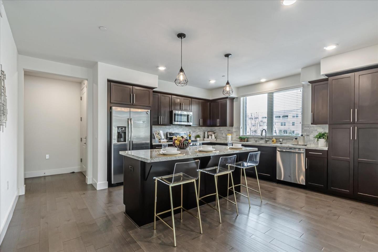 460 Montague EXPY 20