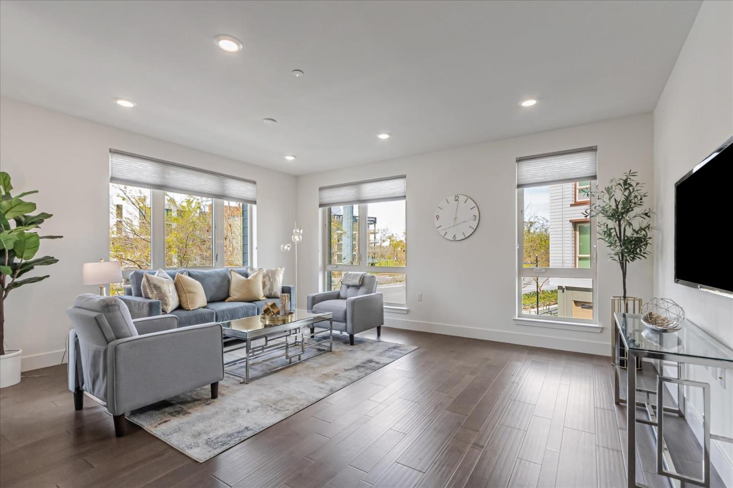 460 Montague EXPY 20