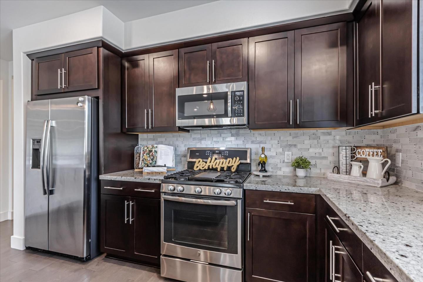 460 Montague EXPY 20