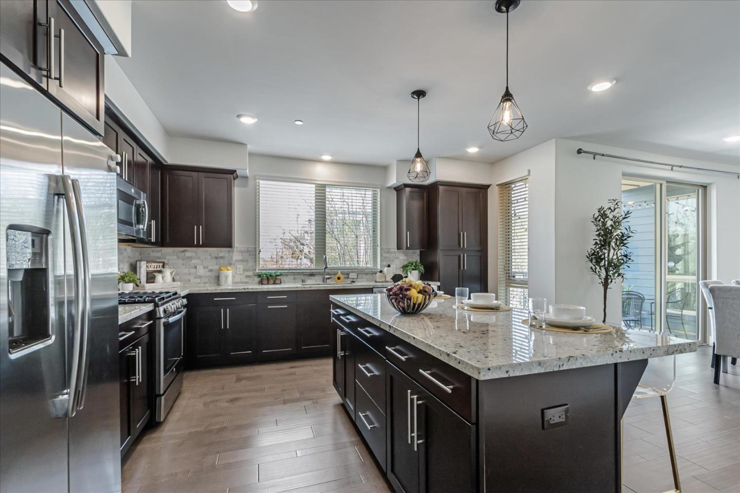 460 Montague EXPY 20