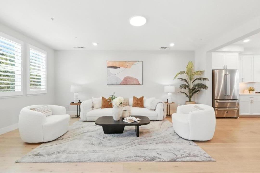 895 De Guigne Drive 2