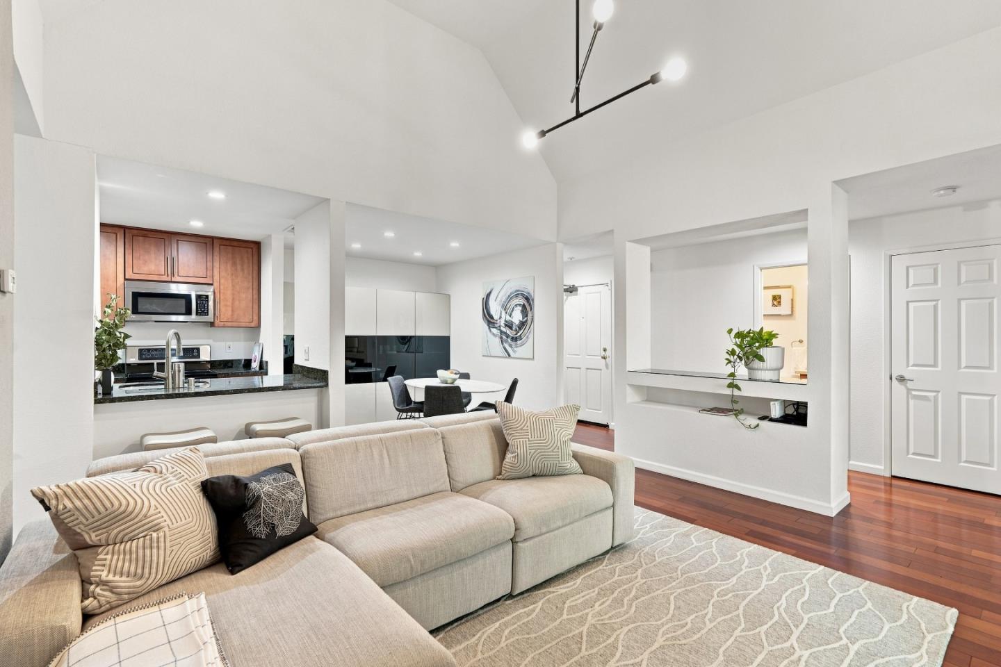 3183 Wayside PLZ 315