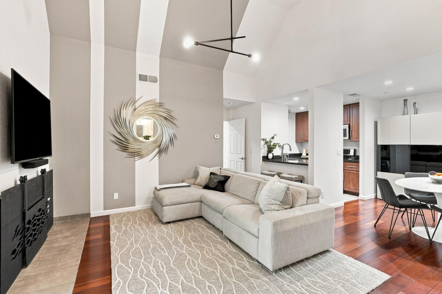 3183 Wayside PLZ 315