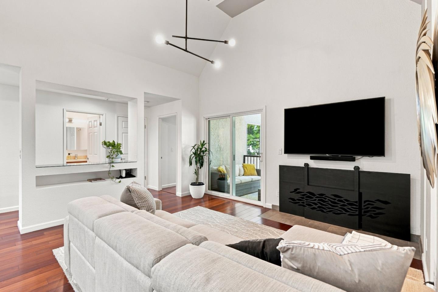 3183 Wayside PLZ 315